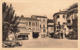 Le Lavandou * Place Et Un Coin Du Pays * Restaurant Bar - Le Lavandou