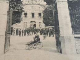 Bar Sur Seine (Aube) - Voiture à Pédale à L'Entrée Principale De L'Ecole Primaire Supérieure Professionnelle - Bar-sur-Seine