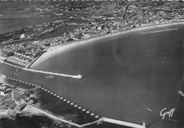 Les Sables D'olonne * Vue Aérienne Sur Les Jetées , Le Chenal , La Plage , Le Port Et La Ville - Sables D'Olonne