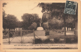La Roche Sur Yon * Le Jardin Du Presbytère Et Le Monument Aux Morts - La Roche Sur Yon