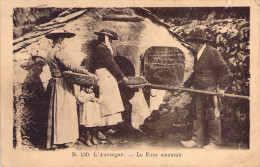 FOLKLORE - L'Auvergne - Le Four Commun - Carte Postale Ancienne - Costumes