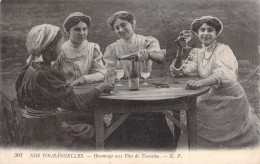 FOLKLORE - En Touraine - Hommages Aux Vins De Touraine - Carte Postale Ancienne - Costumes