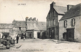 Le Fret , Crozon * Place Du Village * LEBORGNE Débitant * Tonneaux * Villageois - Crozon