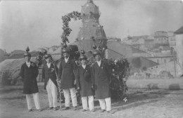 CPA 34 SERVIAN CARTE PHOTO SCENE DE CARNAVAL DEVANT LE VILLAGE EN FOND - Sonstige & Ohne Zuordnung