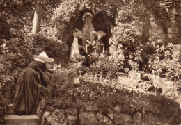 PARIS, HOPITAL ST MICHEL, LA GROTTE DE LOURDES, BONNE SOEUR AVEC SA CORNETTE  REF 8048 POU - Santé