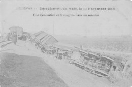 CPA 34 PEZENAS CARTE PHOTO DU DERAILLEMENT DU TRAIN 1906 UNE LOCOMOTIVE ET 3 WAGONS DANS UN REMBLAI - Sonstige & Ohne Zuordnung