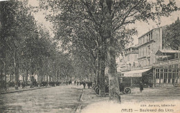 Arles * Le Boulevard Des Lices * Commerce Magasin * Automobile Voiture Ancienne - Arles