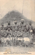 NOUVELLE CALEDONIE - Groupe D'Indigènes Hommes Femmes Et Enfants - Carte Postale Ancienne - Nouvelle Calédonie