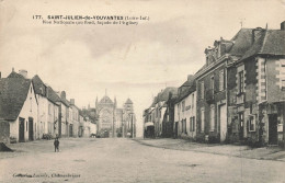 St Julien De Vouvantes * La Route Nationale Et La Façade De L'église , Au Fond - Saint Julien De Vouvantes