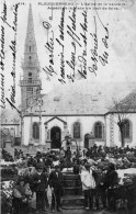 PLOUGUERNEAU - L'Eglise Et Le Calvaire - Jour De Foire - Plouguerneau