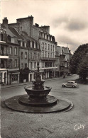 ¤¤  -  GUINGAMP   -  La Fontaine De La Pompe Et La Place Du Centre  -  Le Prisunic        -   ¤¤ - Guingamp
