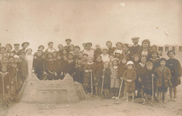 Jeux D'enfants * Carte Photo * Construction De Chateau De Sable à La Plage * Bains Mer - Autres & Non Classés