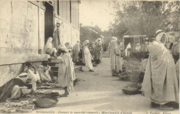 PC CPA ALGERIA, ORLÉANSVILLE, DEVANT LE MARCHÉ, J. GEISER, (b8321) - Chlef (Orléansville)