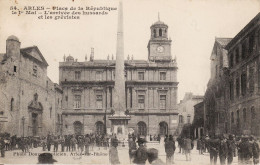 CP BOUCHES DU RHONE - ARLES N°54 PLACE DE LA REPUBLIQUE LE 1er MAI -L'ARRIVEE DES HUSSARDS ET LES GREVISTES- - Strikes