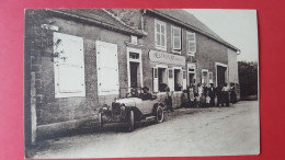 Sarrebourg Ou Environs , Tres Belle Voiture Ancienne Devant Un Restaurant En Moselle - Otros & Sin Clasificación