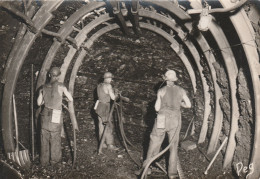 La Mine En Activité - Creusement D'une Galerie à L'explosif - Foration Des Trous De Mine - Mines
