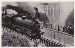 4826  88  Victoria Falls, Train Of The Rhodesian Railways Crossing The Bridge - Zambie