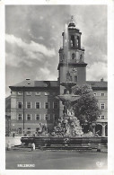 Salzburg Residenzbrunnen Mit Glockenspiel 1951 Belebt - Salzburg Stadt