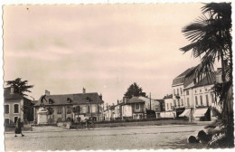 VIC EN BIGORRE HAUTES PYRENEES : VUE GENERALE DE LA PLACE DE SEINAREX - VIC SUR BIGORRE - Vic Sur Bigorre