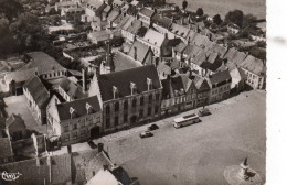 CPM Hondschoote Vue Aérienne De La Mairie Et De L'Ouest De La Place Avec Bus Neuve - Hondshoote