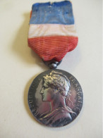 Médaille Du Travail Argent / Ministère Du Commerce Et De L'Industrie/E.F. MOYSE/Honneur Travail/ 1904     MED421 - Frankreich