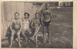 Nude Men & Woman In Bathing Suits Suntanning Sunbathing Original Old Photo  - Non Classés