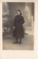 Photographie - Femme En Robe Noire - Sourire - Carte Postale Ancienne - Fotografie