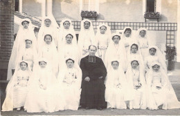 Photographie - GROUPE De Communiantes Et Curé - Carte Postale Ancienne - Fotografie