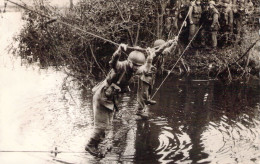 MILITARIA - Armée Belge - Traversée D'une Rivière Entre 2 Cordes Tendues - Carte Postale Ancienne - Manöver