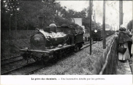 CPA AK PARIS Greve Des Chminots Un Locomotive Derelee (971908) - Strikes