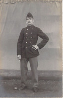 MILITARIA - Photographie - Homme - Militaire - Prisonnier - Uniforme - Carte Postale Ancienne - Sonstige & Ohne Zuordnung