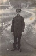 MILITARIA - Photographie - Homme - Militaire - Prisonnier - Uniforme - Carte Postale Ancienne - Sonstige & Ohne Zuordnung