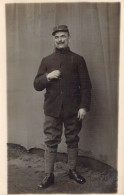 MILITARIA - Photographie - Homme - Militaire - Prisonnier - Uniforme - Carte Postale Ancienne - Other & Unclassified