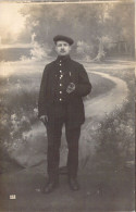 MILITARIA - Photographie - Homme - Militaire - Pipe - Uniforme - Carte Postale Ancienne - Autres & Non Classés