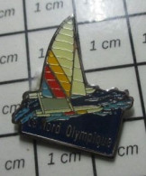 SP15 Pin's Pins / Beau Et Rare / SPORTS / VOILE LE NORD OLYMPIQUE VOILIER CATAMARAN - Zeilen