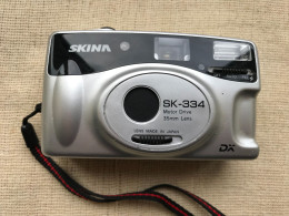 Vintage Film Camera Skina SK-334 Japan Lens NOT TESTED No Cover For The Battery Compartment. - Macchine Fotografiche