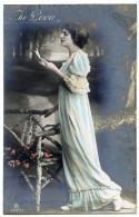 EDWARDIAN FASHION : IN LOVE - PRETTY GIRL WITH LONG FLOWING DRESS (HAND COLOURED) - Mode