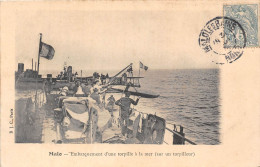 59-MALO- EMBARQUEMENT D'UNE TORPILLE A LA MER ( SUR UN TORPILLEUR ) - Malo Les Bains