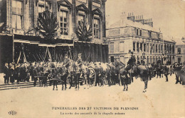 CPA  62 CALAIS FUNERAILLES DES 27 VICTIMES DU PLUVIOSE LA SORTIE DES CERCUEILS DE LA CHAPELLE ARDENTE - Calais