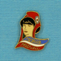 1 PIN'S //  ** MIREILLE MATHIEU / MARIANNE 1978 / SCULPTÉ PAR ASLAN ** . (S.P.) - Personnes Célèbres