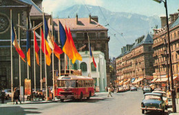 Grenoble * Autobus Autocar Bus Car Marque Type Modèle ? * Rue Félix Poulat , Le Centre Et église St Louis - Grenoble