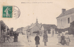 37. CLERE LES PINS .CPA . L'ARRIVEE PAR LA ROUTE DE CINQ MARS LA PILE.. ANIMATION.. ANNEE 1910 + TEXTE - Cléré-les-Pins