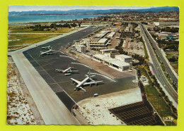 06 NICE N°088 190 L'Aéroport De Nice Côte D'Azur En 1968 VOIR ZOOM Avions Au Sol Vue Prise Vers Cagnes Et Antibes - Transport (air) - Airport
