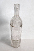 JOLIE ANCIENNE CARAFE BOUTEILLE EN VERRE MOULÉ, MOTIF EN RELIEF - VINTAGE H:28cm / ART DE LA TABLE (2501.2) - Jarras