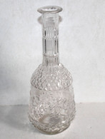 JOLIE ANCIENNE CARAFE BOUTEILLE EN VERRE MOULÉ MOTIF FLORAL FLEUR VINTAGE H:23cm / ART DE LA TABLE (2501.8) - Karaffen