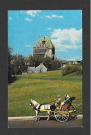 Québec Cité - Tour De Ville En Calèche à L'arrière Plan On Peux Voir Le  Château Frontenac - Publiée Par Émile Kirouac - Québec - La Cité