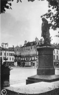 Avallon * La Place Et La Statue De Vauban * Coiffeur - Avallon