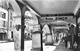 Remiremont * Rue Et Vue Sur Les Arcades * Commerces Magasins - Remiremont