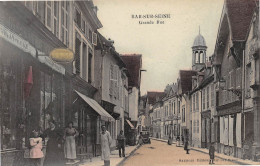 BAR-sur-SEINE (Aube) - Grande Rue - Tabac, Magasin Bazin-Denizo, Pub Chocolat Vinay - Tirage Couleurs Pelliculée - Bar-sur-Seine