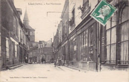 72. LOUE. CPA. RUE MARCHANDE. ANIMATION. COMMERCES. ANNEE 1925 + TEXTE - Loue